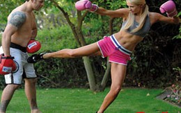 Tiểu thư Paris Hilton đá nhầm chỗ kín của HLV