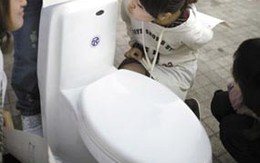 Thiếu nữ rủ nhau hôn... bồn cầu 