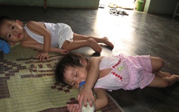 Bố mẹ 'nín thở' gửi con ở nhóm trẻ tư