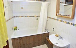 Cụ bà 69 tuổi kẹt 3 tuần trong WC