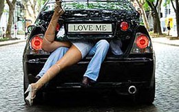 Suýt chết vì mải "chuyện ấy" trên xe