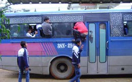 Xe 54 chỗ chở… hơn 100 HS đến trường 