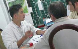 Chỉ "chạm vào đàn ông" là khỏi bệnh