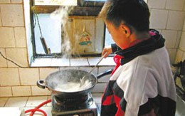 Bé trai 5 tuổi chăm cha bị mẹ tạt axít