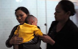 Ông cháu bỏng nặng vì côn đồ ném xăng vào nhà
