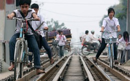 "Thót tim" đi qua cầu sông Nhuệ