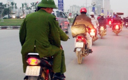 Công an đội mũ cối tham gia giao thông