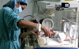 Bé 35 tuần tuổi bị bỏ quên tại viện 