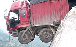 Hú hồn xe tải chênh vênh trên mép núi