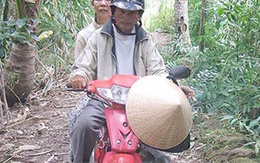Hậu duệ hoàng tộc chạy xe ôm, bán vé số