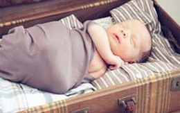 Nữ sinh viên đẻ và giấu con trong vali