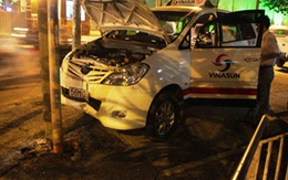 Taxi đâm cột điện, tài xế tử vong