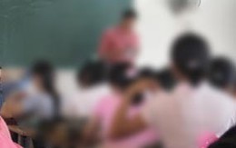 Thầy giáo quỳ trước lớp xin lỗi học sinh 