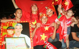 Ảnh CĐV ngất ngây men say chiến thắng