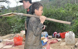Rộ tin đồn đuổi rắn tìm được cục vàng