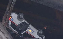 Taxi lao xuống sông Tô Lịch