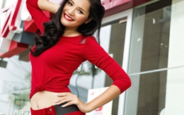 Hương Giang đỏ rực trên phố