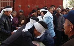 Cụ 80 tuổi sống lại trong quan tài