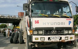 Chết thảm dưới gầm xe tải