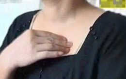 Xẹp ngực vì... chen xe buýt