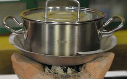 Mẹo giữ xoong nồi không đen khi nấu bếp than