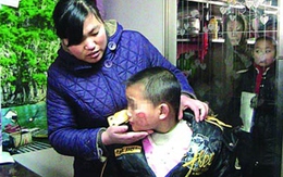 Cô dí bàn là nóng vào mặt trò