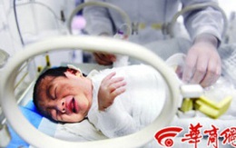 Đánh rơi bé sơ sinh vào bếp sưởi