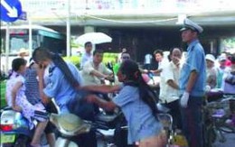 Phụ nữ cởi quần đánh lại cảnh sát giữa phố 