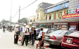 Những ngày cuối năm: “Cò” vé tung hoành cửa ga