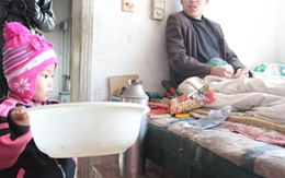 Bé 3 tuổi một mình chăm cha bị liệt