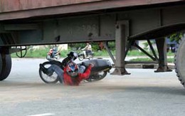 Đi ăn cưới, ba sinh viên chết thảm dưới gầm xe tải