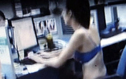 Mặc bikini, lướt web để bán nội y