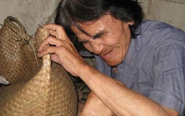 Số phận cay đắng của ông mù bán vé số 