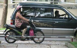 Mang bầu vẫn đi "vẫy khách" 