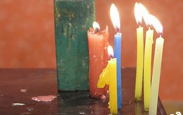 Mẹo chùi sạch sáp nến trên đồ dùng