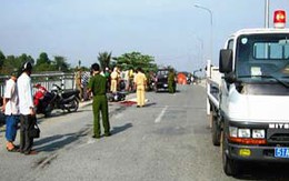 Hai con nhỏ gào khóc thảm thiết bên xác mẹ 