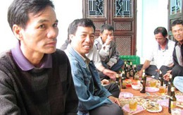 Đổ xô đi vớt tủ lạnh, tivi trôi trên biển 