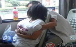 Quá yêu, một cặp 9x bị đuổi xuống xe bus