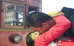 Đi tới đâu, hôn tới đấy!