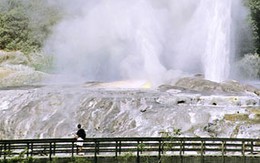 Bé trai 8 tuổi ngã vào hồ nước nóng 100° C