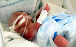 Cứu bé gái 7 ngày tuổi nặng 7 lạng