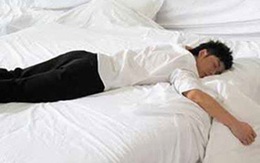 Nam giới không nên nằm sấp 