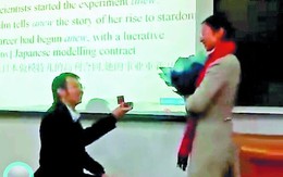 Nữ giảng viên được cầu hôn tại lớp học