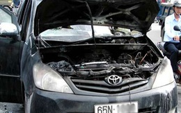 Taxi bốc cháy trước siêu thị
