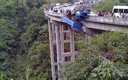 Xe tải treo ngược trên thành cầu