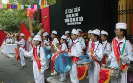 Học sinh thủ đô chào cờ giữa lòng đường