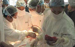 Mổ khối u 5kg trong ổ bụng nhiều năm