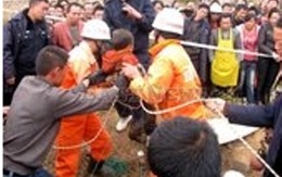 Cận cảnh cứu bé 4 tuổi ngã xuống giếng