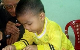 Hơn 2 tuổi mới biết nói nhưng đã biết đọc chữ
