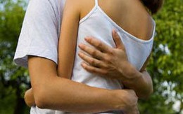 Vờ ôm eo để... cướp